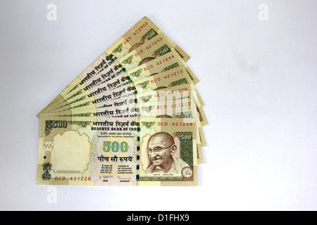 Indische Währung A Fan von fünfhundert Rupien Noten in weißem Hintergrund 500 Stockfoto