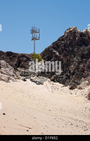 Mitteilungen Turm mit Mikrowelle Relais in der Wüste. Fujairah, Vereinigte Arabische Emirate. Stockfoto