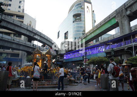 Menschen beten am Erawan Hindu-Schrein in Bangkok, Thailand Stockfoto