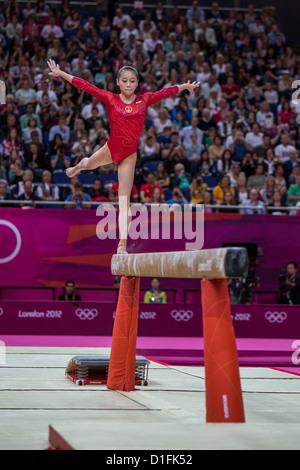 SUI Lu (CHN) Gewinner des silbernen Ehrenzeichens der Frauen-Finale Schwebebalken an die Olympischen Sommerspiele 2012, London, England. Stockfoto