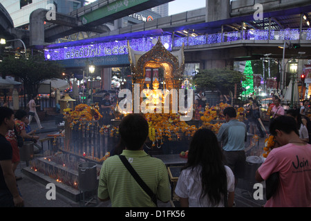 Menschen beten am Erawan Hindu-Schrein in Bangkok, Thailand Stockfoto