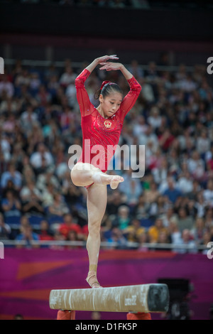 SUI Lu (CHN) Gewinner des silbernen Ehrenzeichens der Frauen-Finale Schwebebalken an die Olympischen Sommerspiele 2012, London, England. Stockfoto