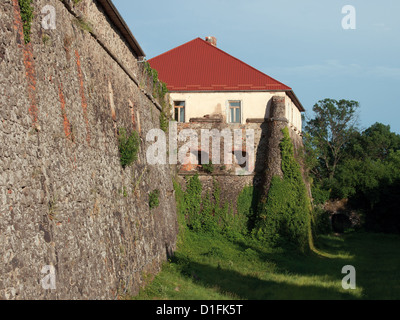 Wand der Uzhhorod Burg, Ukraine. Im ХI Jahrhundert erbaut. Stockfoto