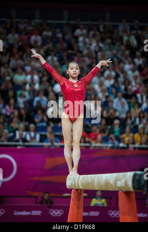 SUI Lu (CHN) Gewinner des silbernen Ehrenzeichens der Frauen-Finale Schwebebalken an die Olympischen Sommerspiele 2012, London, England. Stockfoto