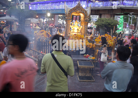 Menschen beten am Erawan Hindu-Schrein in Bangkok, Thailand Stockfoto