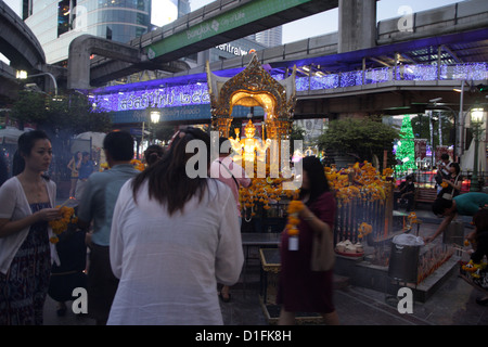 Menschen beten am Erawan Hindu-Schrein in Bangkok, Thailand Stockfoto