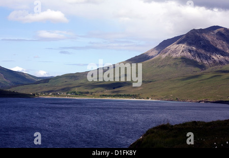 Bestandteil der Cuillin Hauptreihe und spröde Loch von Rubh ein Dunain Fussweg Isle Of Skye, Schottland Stockfoto