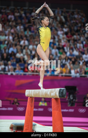 Larisa Andreea Iordache (ROM) im Wettbewerb, während der Frauen Schwebebalken endgültig an die Olympischen Sommerspiele 2012, London, England. Stockfoto