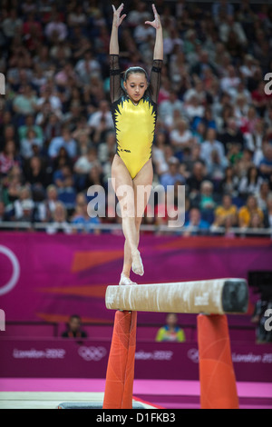 Larisa Andreea Iordache (ROM) im Wettbewerb, während der Frauen Schwebebalken endgültig an die Olympischen Sommerspiele 2012, London, England. Stockfoto