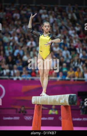 Larisa Andreea Iordache (ROM) im Wettbewerb, während der Frauen Schwebebalken endgültig an die Olympischen Sommerspiele 2012, London, England. Stockfoto