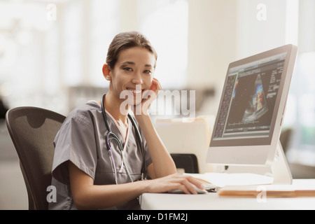 Gemischte Rassen Krankenschwester mit computer Stockfoto