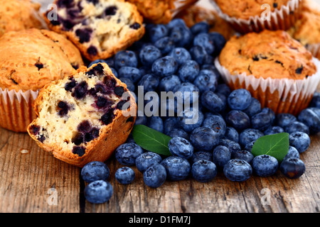 Hausgemachte Muffins mit frischen Heidelbeeren auf Holztisch Stockfoto