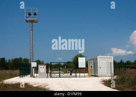 Moderne industrielle Tankstelle und Maschinen im Bereich Stockfoto