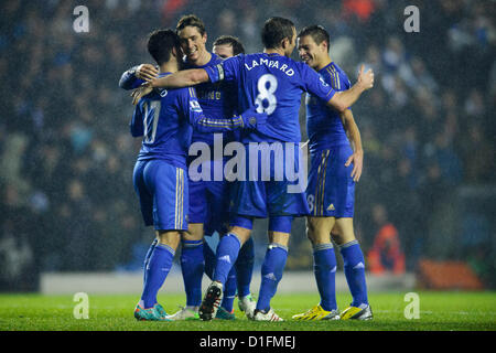 19.12.2012 Leeds, England. Chelsea-Spieler (inkl. vorwärts Fernando Torres (ESP) und Mittelfeldspieler Frank Lampard (ENG)) feiern ein Ziel von Chelsea Mittelfeldspieler Eden Hazard (BEL) in der zweiten Hälfte der Hauptstadt ein Viertel Finale Cup Fußball zwischen Leeds United und Chelsea an der Elland Road Stadium übereinstimmen. Stockfoto