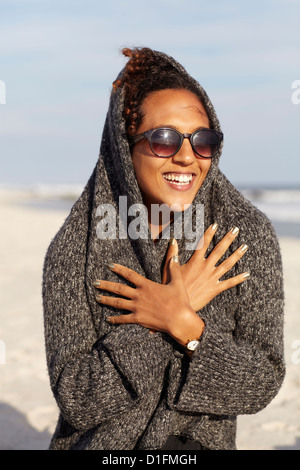 Gemischte Rassen Frau in Pullover am Strand Stockfoto