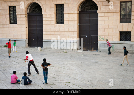 Bangladeshi migrantische Jungs spielen Cricket an einem Platz im alten Palermo, Italien Stockfoto