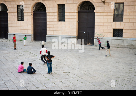 Bangladeshi migrantische Jungs spielen Cricket an einem Platz im alten Palermo, Italien Stockfoto