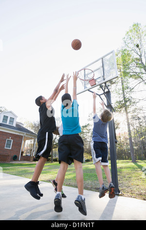 Jungen spielen basketball Stockfoto