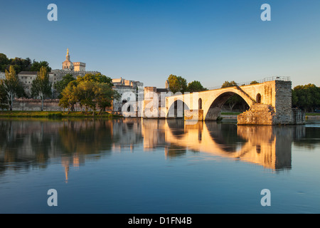 Sonnenaufgang über der Rhone, Pont Saint-Benezet und Palais des Papes, Avignon, Provence Frankreich Stockfoto