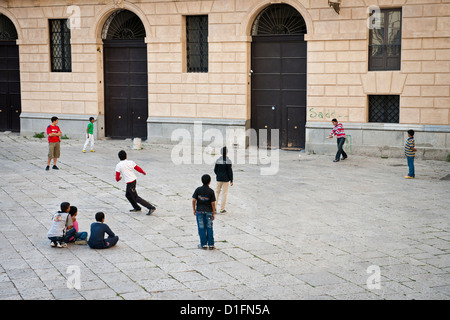 Bangladeshi migrantische Jungs spielen Cricket an einem Platz im alten Palermo, Italien Stockfoto