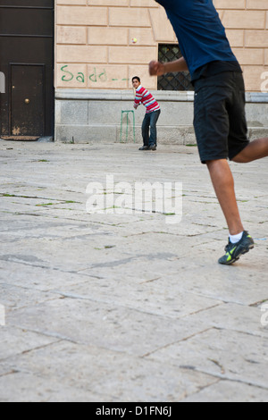 Bangladeshi migrantische Jungs spielen Cricket an einem Platz im alten Palermo, Italien Stockfoto