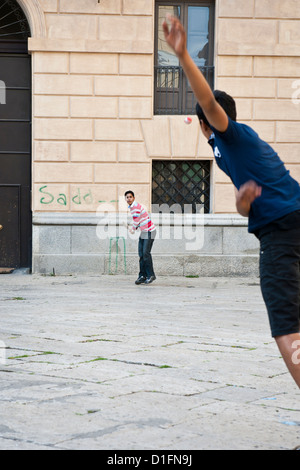 Bangladeshi migrantische Jungs spielen Cricket an einem Platz im alten Palermo, Italien Stockfoto