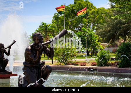 Brunnen, Horn Gebläse und Fahnen in Accra Stockfoto