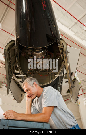 Kaukasischen Mann arbeitet im Flugzeughangar Stockfoto