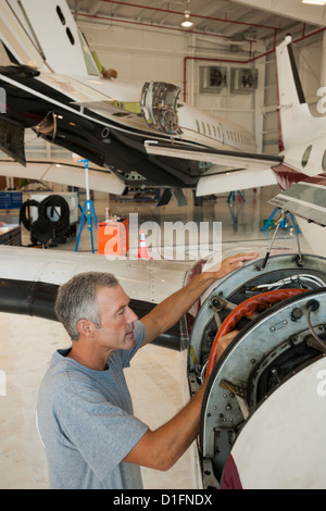 Kaukasischen Mann arbeitet im Flugzeughangar Stockfoto