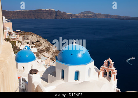 Kuppeln der Kirche auf Santorini Stockfoto