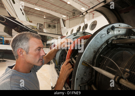 Kaukasischen Mann arbeitet im Flugzeughangar Stockfoto