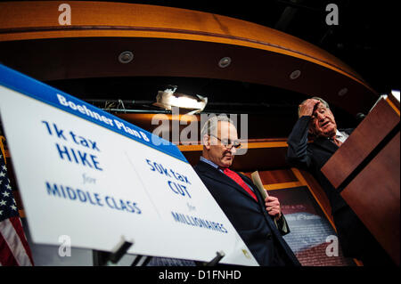 19. Dezember 2012 - Washington, District Of Columbia, US - Senator CHUCK SCHUMER (D -NY) und Senator TOM HARKIN (D -IA) halten eine Pressekonferenz am Mittwoch Capitol Hill, den Fiskalklippe Plan zu diskutieren. (Bild Kredit: Pete Marovich/ZUMAPRESS.com ©) Stockfoto