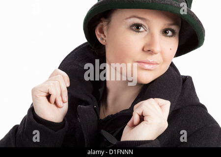 Junge Frau im traditionellen österreichischen Winterkleidung Stockfoto