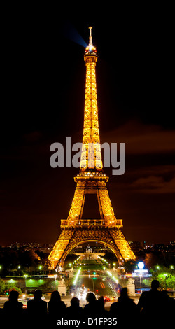 Eiffle Tower in Licht in der Nacht. Blick von Terrasse Stockfoto