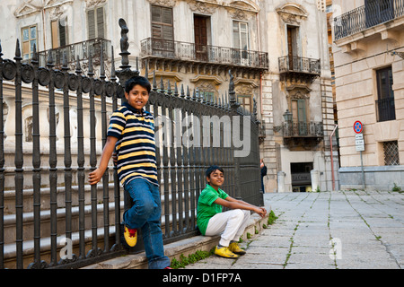 Bangladeshi migrantische Jungs spielen Cricket an einem Platz im alten Palermo, Italien Stockfoto