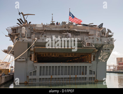US Marine Flugzeugträger USS Bataan bei einem Besuch in Palermo, Sizilien Stockfoto