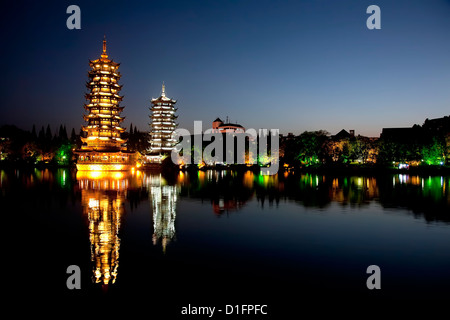 Gold und Silber Pagoden, auch bekannt als die Sonne und Mond Pagoden, spiegelt sich in Shan See Guilin, Guangxi, China. Stockfoto