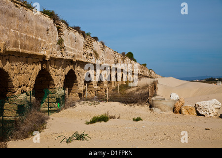 Reste einer römischen Wasserleitung in Caesarea, Israel Stockfoto