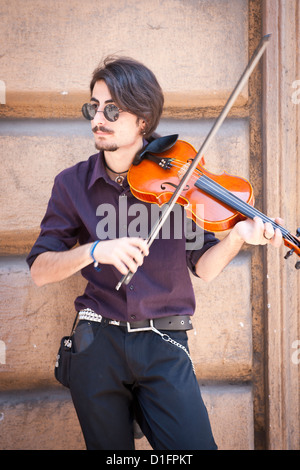 Hübscher junger Mann als Straßenmusikant mit seiner Geige, Palermo, Sizilien Stockfoto