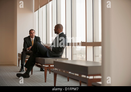 Geschäftsleute sprechen im Wartebereich Stockfoto