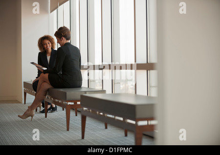 Unternehmerinnen im Wartebereich im Gespräch Stockfoto