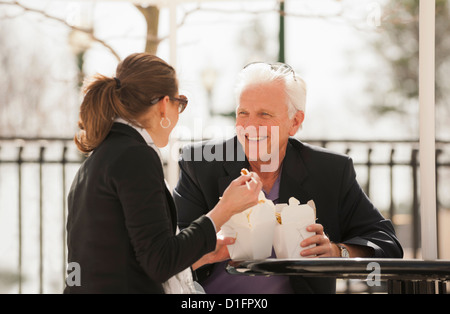 Kaukasische Geschäftsleute asiatische Essen Stockfoto