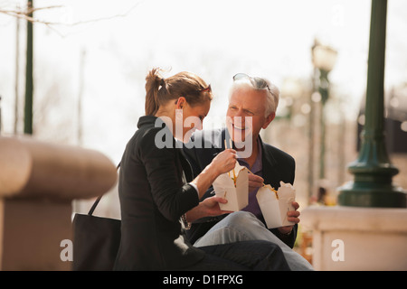 Kaukasische Geschäftsleute asiatische Essen Stockfoto