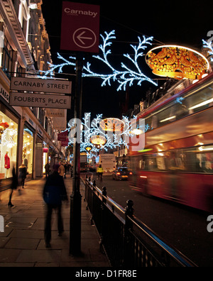 Zeichen, Carnaby Street und der Foubert Ort zeigt Weihnachtsschmuck in der Regent Street in der Nacht. Stockfoto