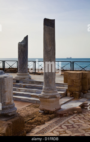 Mosaik-Fußboden und Marmorsäulen der römischen Bäder in Caesarea, Israel Stockfoto