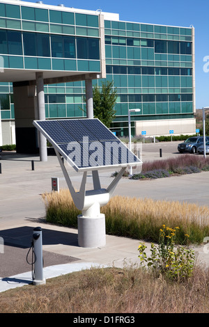 Solar-Panel hilft Strom Ladestationen für sparsamere Autos. Great River-Energie-zentrale. Maple Grove Minnesota MN USA Stockfoto