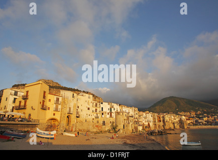 Cefalù Altstadt und Hafen bei Sonnenuntergang, Sizilien, Italien Stockfoto