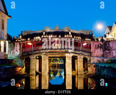 Die japanische Brücke in die Altstadt von Hoi an, Vietnam. UNESCO-Weltkulturerbe und berühmte touristische Destination. Stockfoto