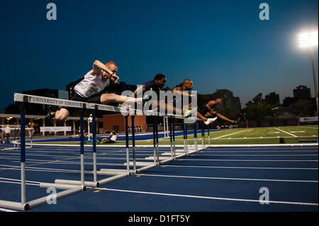 Das vorletzte Rennen der Leichtathletik & Spiele 2012 Toronto International, The Men 110 Meter Hürden Invitational, gewann mit einer Zeit von 13,76 Sekunden Danian Warner Stockfoto