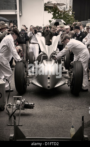 Mechaniker arbeiten auf ein Auto Union C-Typ in der Garage am Goodwood Revival Rennen treffen. Stockfoto